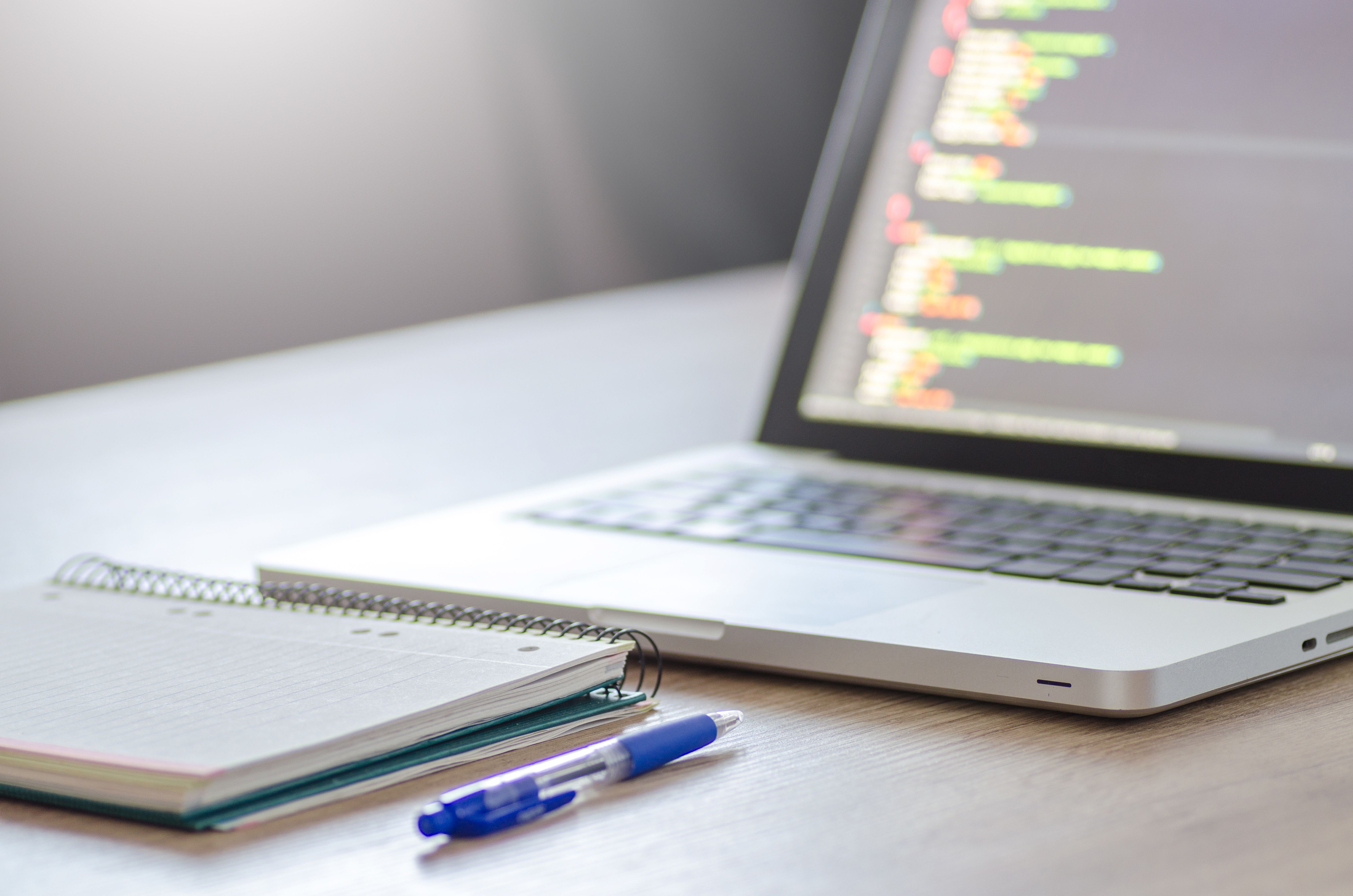 Immagine di copertina dell'articolo: SEO on-page vs SEO tecnica: cosa conta davvero per il tuo sito